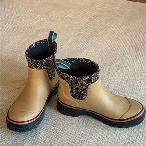 Ariat Kelmarsh Shortie Rubber Boot- TanButterfly